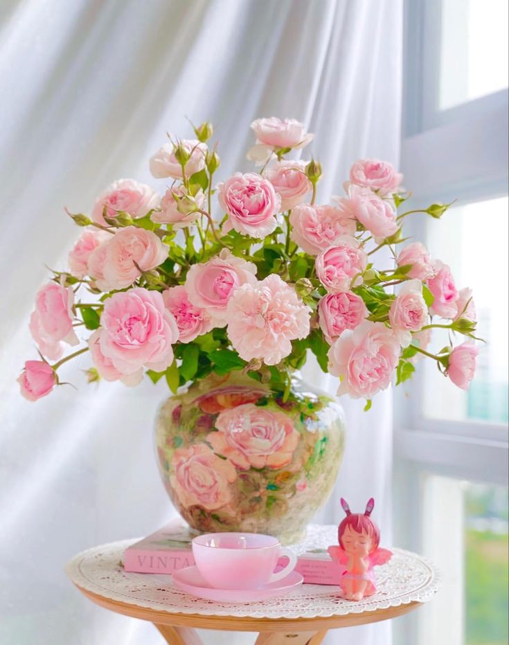 Bình hoa để bàn hồng pastel